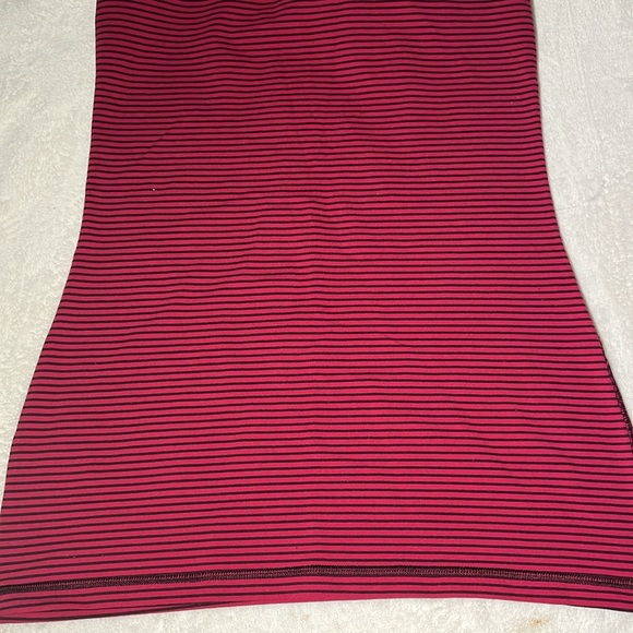 Lululemon Red & Black Striped Built-In Bra Tank Top - Athletic Yoga Wear - Picture 3 of 5